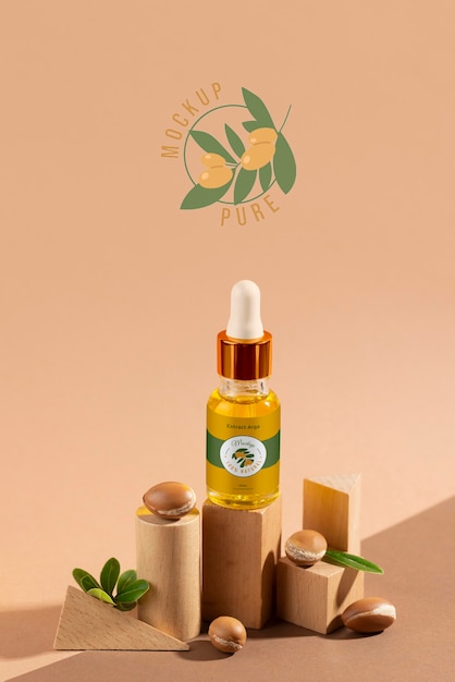 Mock-up di bottiglia cosmetica all'olio di Argan con podio a forma di legno e noccioli