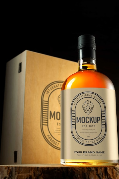Mock-up di bottiglia di alcol con scatola di legno