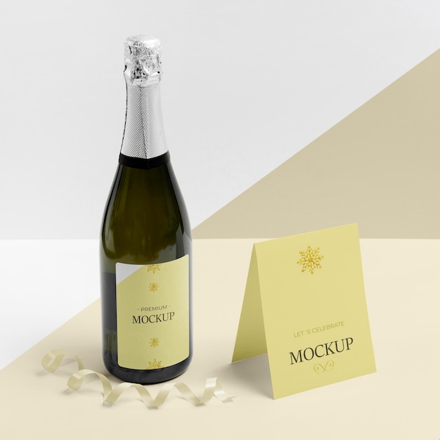 Mock-up di bottiglia di champagne e carta in piedi