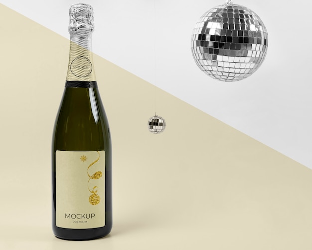 Mock-up di bottiglia di champagne e palle da discoteca