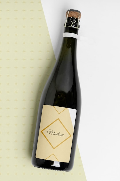 Mock-up di bottiglia di champagne piatto