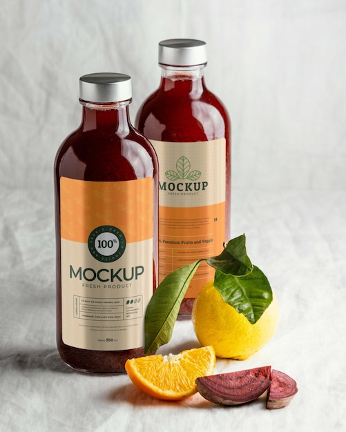 Mock-up di bottiglia di vetro trasparente con succo di frutta sano
