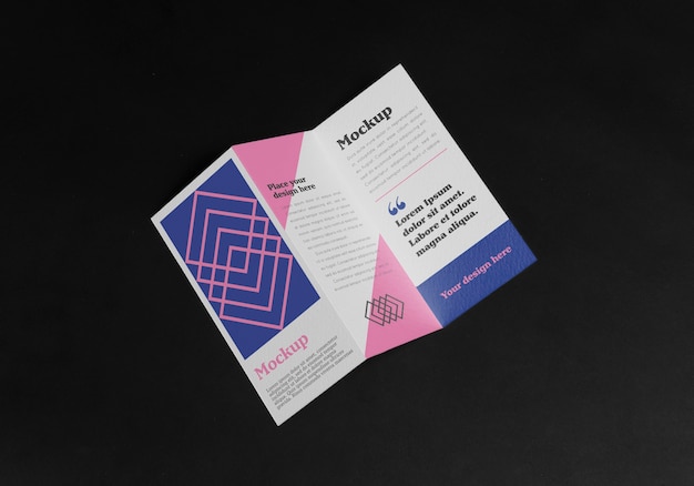 Mock-up di brochure aziendale a tre ante ad alto angolo