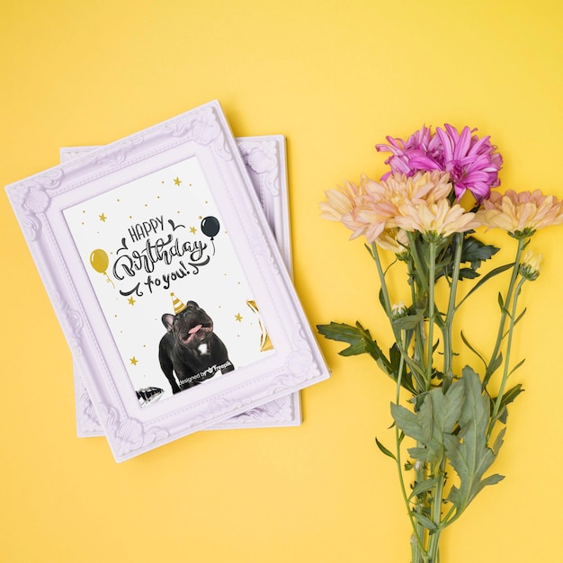 Mock-up di buon compleanno con fiori e cornici