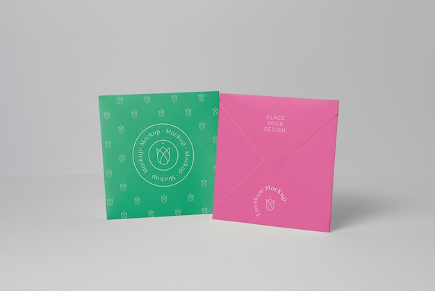 Mock-up di buste di carta quadrate