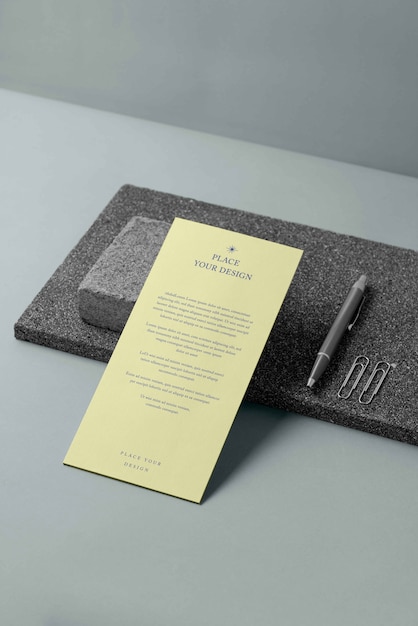 Mock-up di cancelleria in carta con materiale lapideo