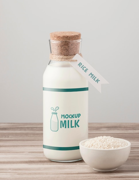 Mock-up di concetto di bottiglia di latte