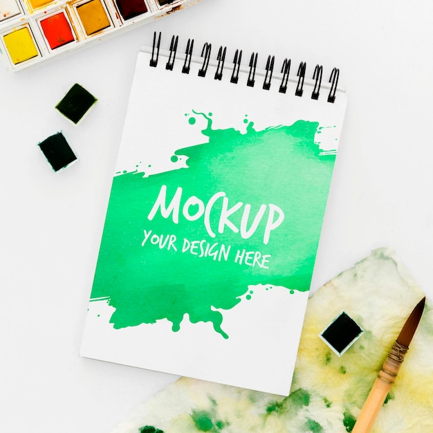 Mock-up di concetto di scrivania dell'artista