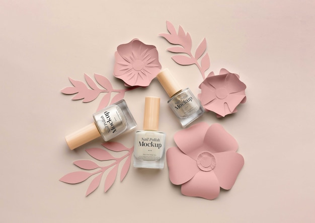 Mock-up di design per bottiglie di smalto con fiori di carta