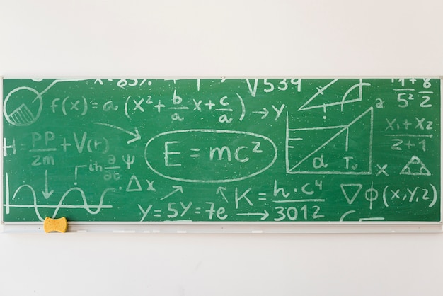 Mock-up di formule matematiche riempite con schede