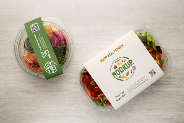 Mock-up di imballaggi in plastica per piatti pronti e cibo in movimento