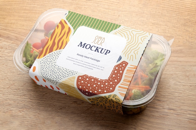 Mock-up di imballaggi in plastica per piatti pronti e cibo in movimento
