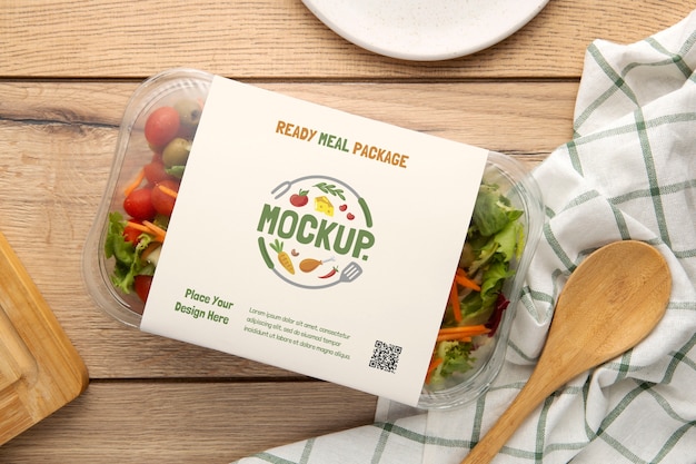 Mock-up di imballaggi in plastica per piatti pronti e cibo in movimento