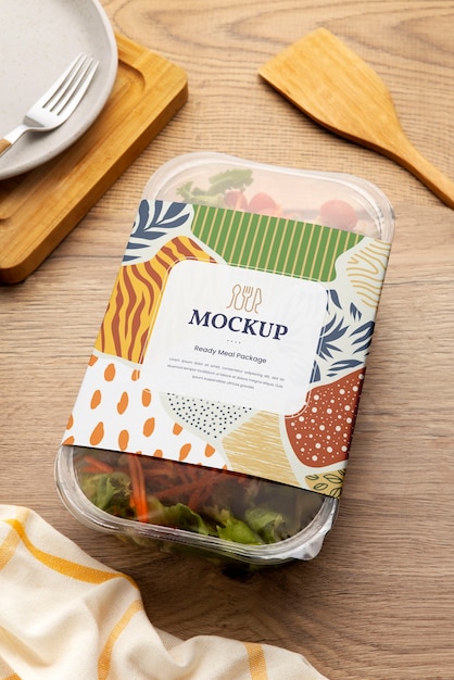 Mock-up di imballaggi in plastica per piatti pronti e cibo in movimento