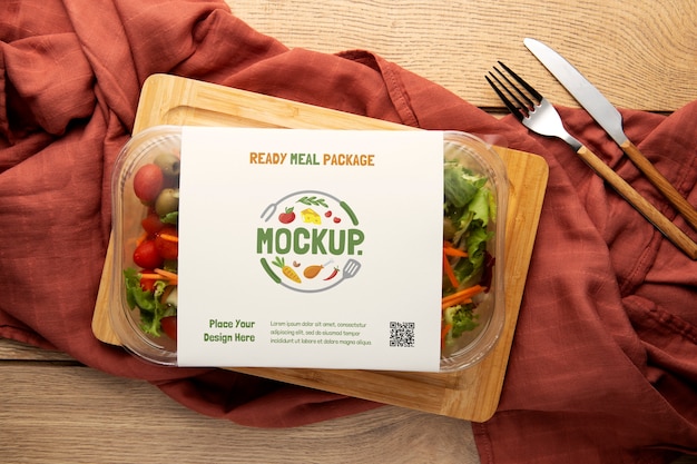 Mock-up di imballaggi in plastica per piatti pronti e cibo in movimento