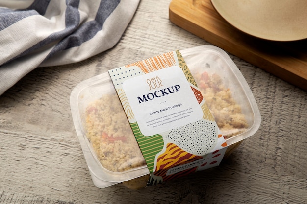 Mock-up di imballaggi in plastica per piatti pronti e cibo in movimento