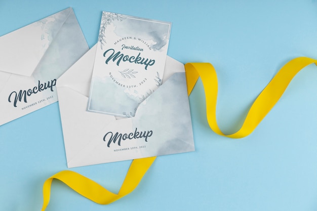 Mock-up di invito di carta con disegno ad acquerello e nastro