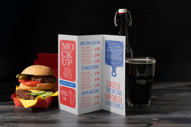 Mock-up di menu hamburger con cibo gustoso