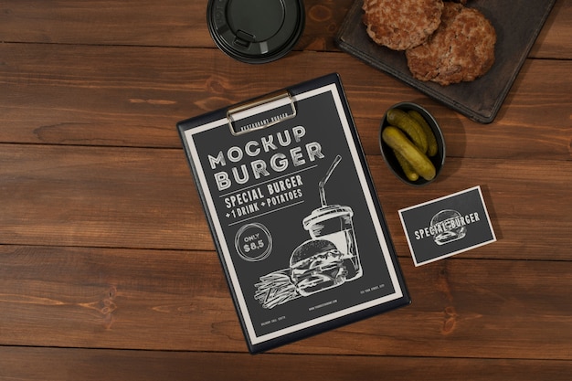 Mock-up di menu hamburger con cibo gustoso