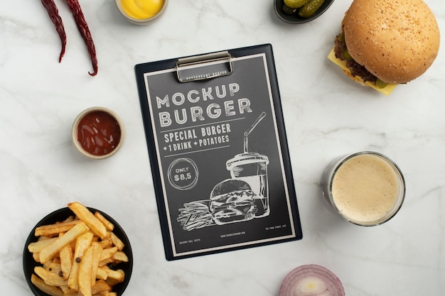 Mock-up di menu hamburger con cibo gustoso