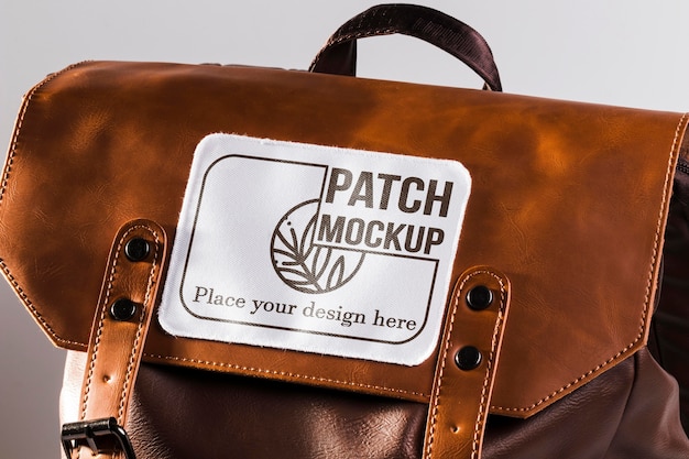 Mock-up di patch per abbigliamento in tessuto su borsa in pelle