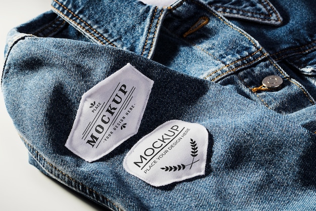 Mock-up di patch per abbigliamento in tessuto su materiale denim