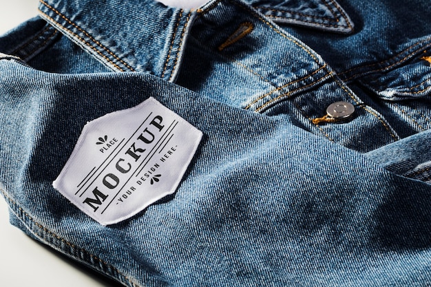 Mock-up di patch per abbigliamento in tessuto su materiale denim