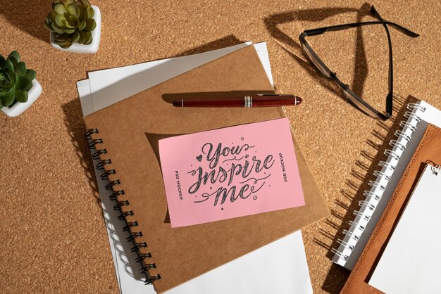 Mock-up di promemoria adesivo con bacheca in sughero