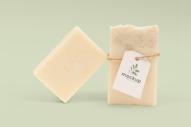 Mock-up di saponetta biologica con etichetta di carta