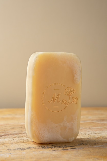 Mock-up di saponetta naturale fatto in casa con effetto goffrato