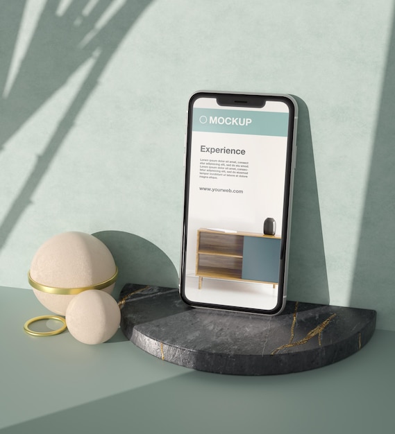 Mock-up di smartphone con elementi in pietra ed elementi metallici