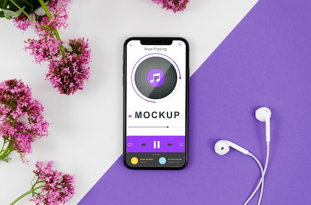 Mock-up di smartphone piatto con auricolari e fiori