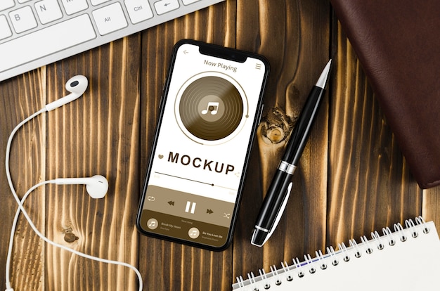 Mock-up di smartphone piatto con auricolari e penna