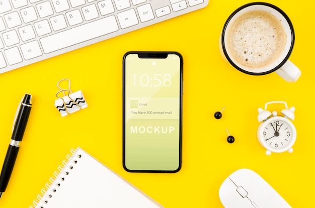 Mock-up di smartphone piatto laici sulla scrivania con caffè