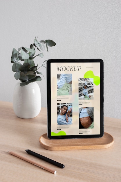 Mock-up di tablet con scena di mobili in legno