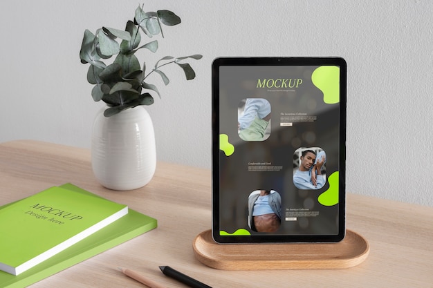 Mock-up di tablet con scena di mobili in legno