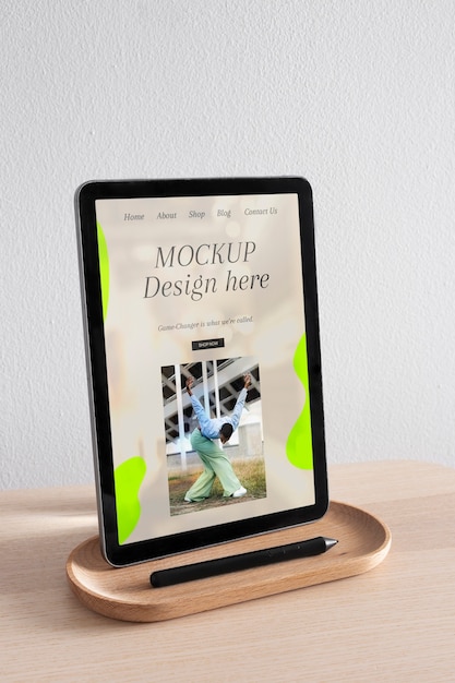 Mock-up di tablet con scena di mobili in legno