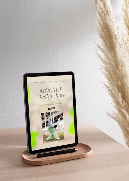 Mock-up di tablet con scena di mobili in legno