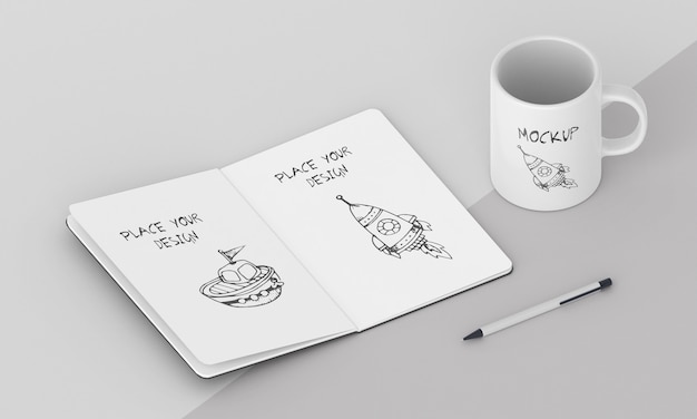 Mock-up di tazza personalizzata con blocco note