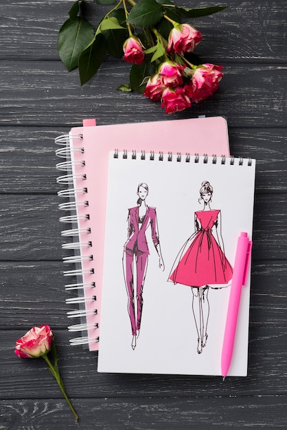 Mock-up e articoli di cancelleria per notebook flat lay vicino a caffè e tastiera