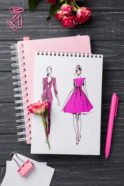 Mock-up e cartoleria del taccuino di vista superiore vicino alle rose