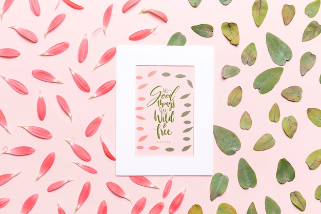 Mock-up floreale di foglie e petali