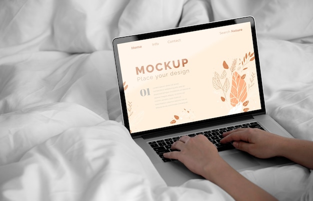 Mock up Laptop im Schlafzimmer