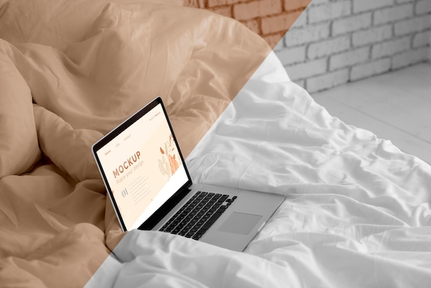 Mock up laptop na cama