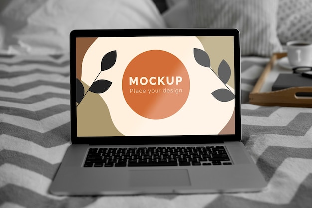 PSD mock up laptop na cama