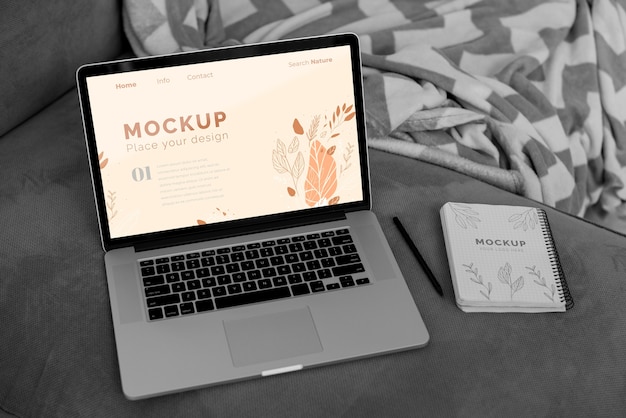 PSD mock up laptop no quarto