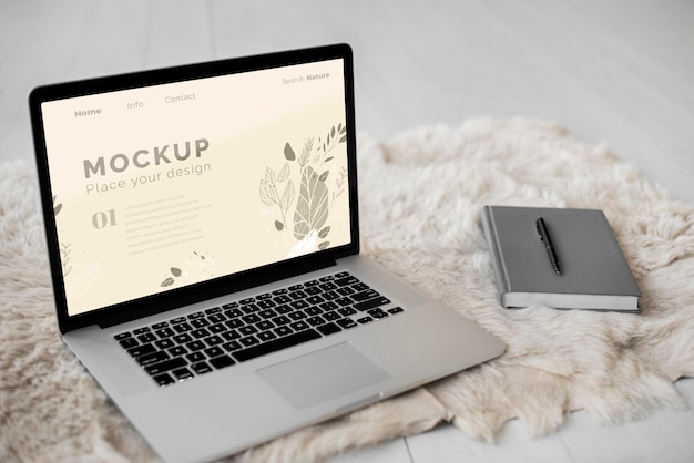 PSD mock up laptop no quarto