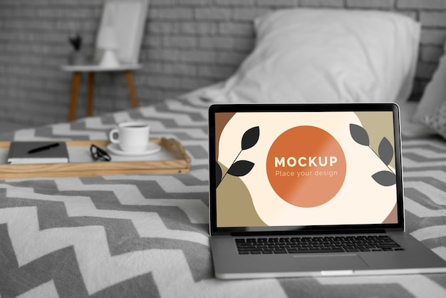 Mock up laptop sul letto