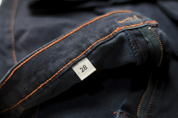 Mock-up de logo avec étiquette de taille brodée sur un jean denim