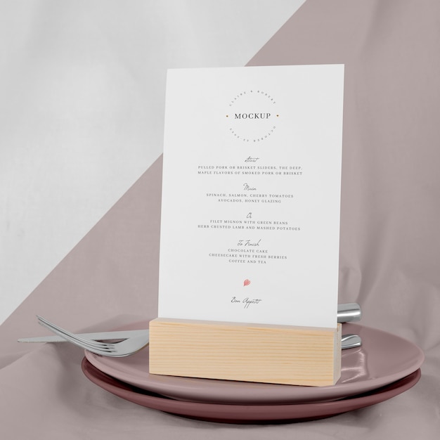 Mock-up menu con piatti e posate